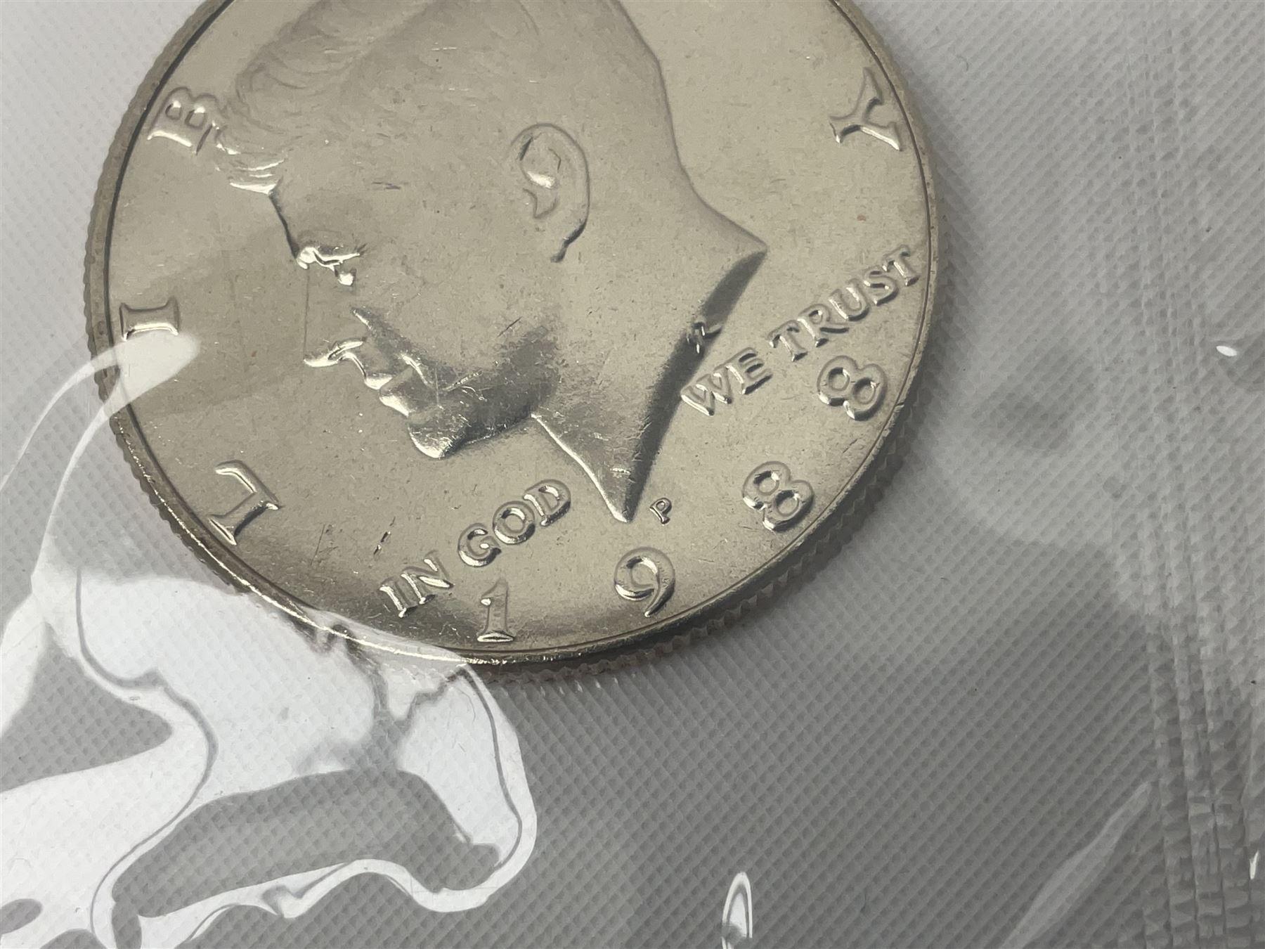 United States of America coinage, including 1876S half dollar (holed), various quarter dollars, 1986 one ounce fine silver dollar, 1988 uncirculated coin set etc