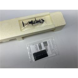 Hornby '00' gauge -Railroad Early BR Class 9F locomotive no. 92027, Class 2P 4-4-0 locomotive no. 40663 and Schools Class 4-4-0 locomotive 'Winchester' no. 30901, all DCC ready (3)