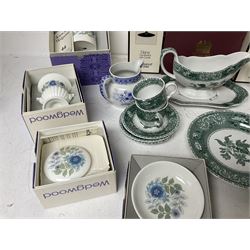 Spode Green Camilla pattern ceramics, together with a Wedgwood Etruscan Dance trinket box, Aynsley Mouse Trap figure, Coalport thatched cottage and a collection of other Wedgwood ceramics, some with boxes