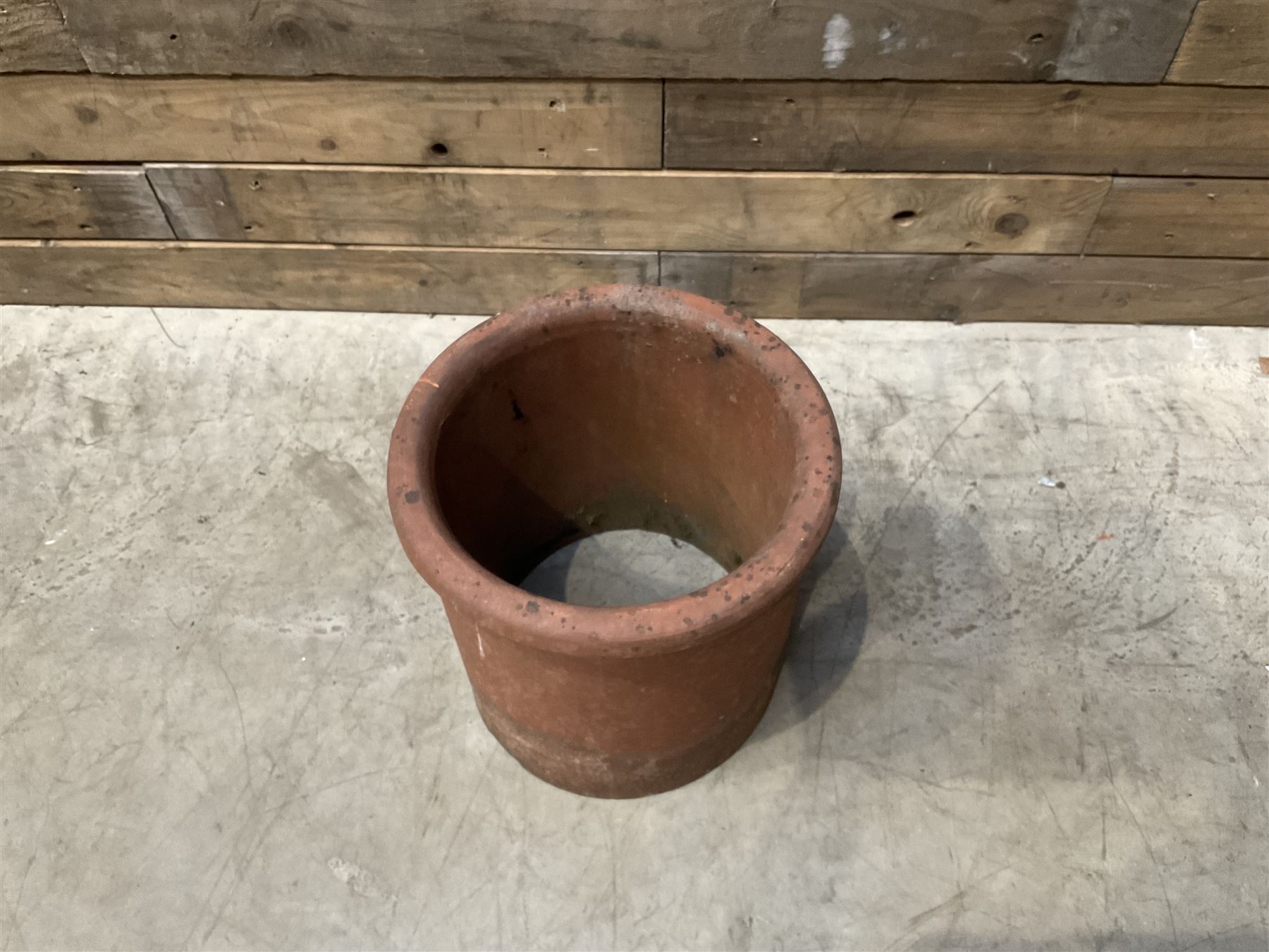 Cast iron cauldron set pot with 2 terracotta chimney pots and 2 terracotta planters,