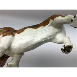 Beswick figures to include, english setter 'Bayldone Baronet', model no 973, collie, model no 1791, sheepdog, model no 1792, black labrador, model no 1548, Irish red setter, model no 966, Connoisseur Beagle on a wooden plinth 1933B, frog in cream matt, model no 368, etc 
