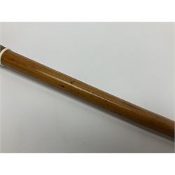 20th century walking cane, the carved wooden handle modelled as the head of a boxer dog with inset glass eyes and articulated and sprung jaw, upon a tapering Malacca shaft, L86.5cm