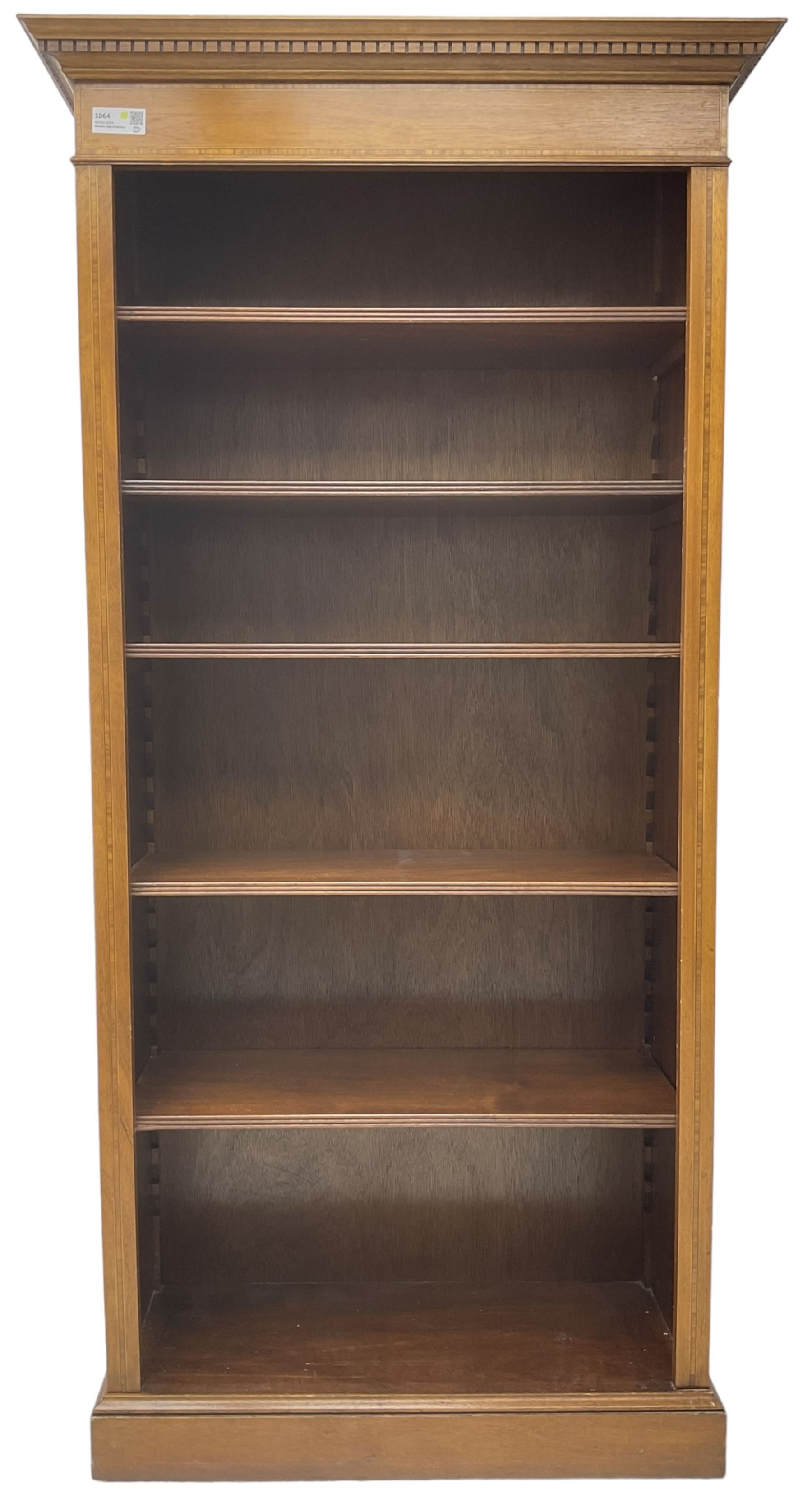 Edwardian inlaid mahogany open bookcase, projecting dentil cornice over crossbanded frieze, fitted with four adjustable shelves with reeded facias, on skirted base