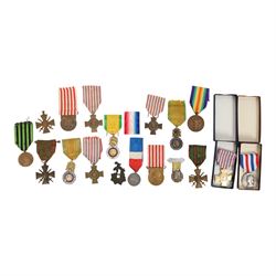 Collection of French medals, including Victory medal, Croix De Guerre, Croix Du Combattant, Commemorative medal etc  