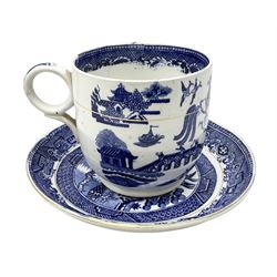 19th century English blue and white transfer large novelty teacup and saucer decorated with willow pattern, saucer D20cm