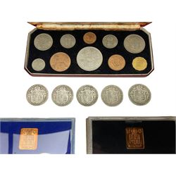 Four King George V 1915 and one 1916 silver halfcrown coins, Queen Elizabeth II cased 1953 ten coin set, 1977 silver proof crown and three Great British year sets dated 1977, 1978 and 1979