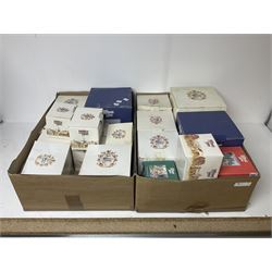 Nineteen Lilliput Lane models, including Dove Tails, Birdlip Bottom, Smallest Inn, Gossip Gate and Beehive Cottage, all with deeds and original boxes (19)