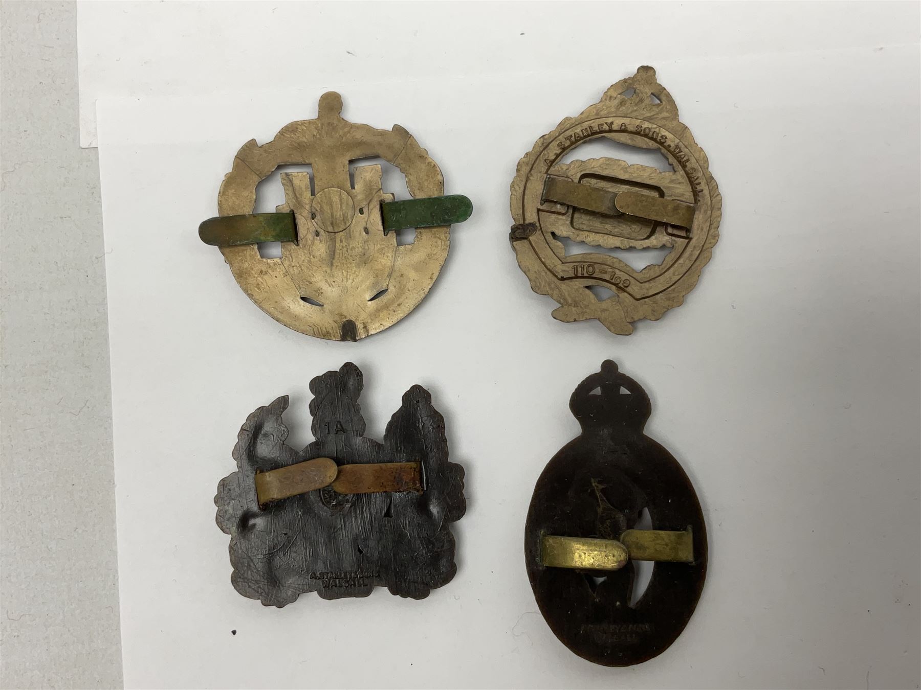 Military badges - approximately eighty predominantly staybrite glengarry, cap and collar badges and small quantity of plastic badges