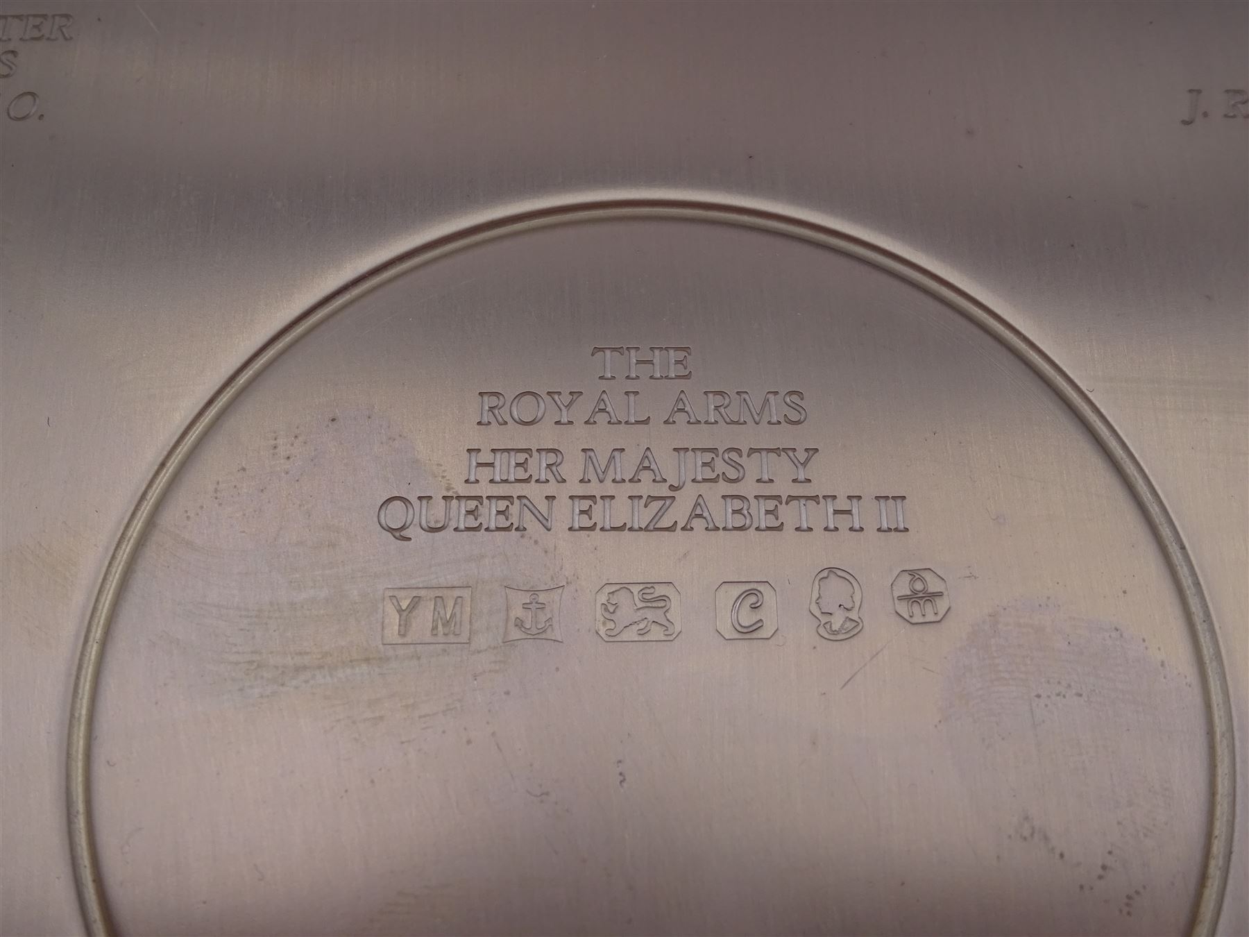 Modern limited edition silver The College of Arms plate to commemorate the The Queen's Silver Jubilee, the plain circular plate with central 24ct gold plated plaque depicting the Royal Arms, bordered by engravings of The College of Arms and the Kings Arms etc, by Danbury Mint, hallmarked Yorkshire Mint, Birmingham 1977, number 350/2500, in original fitted box with paperwork, D26,5cm, 