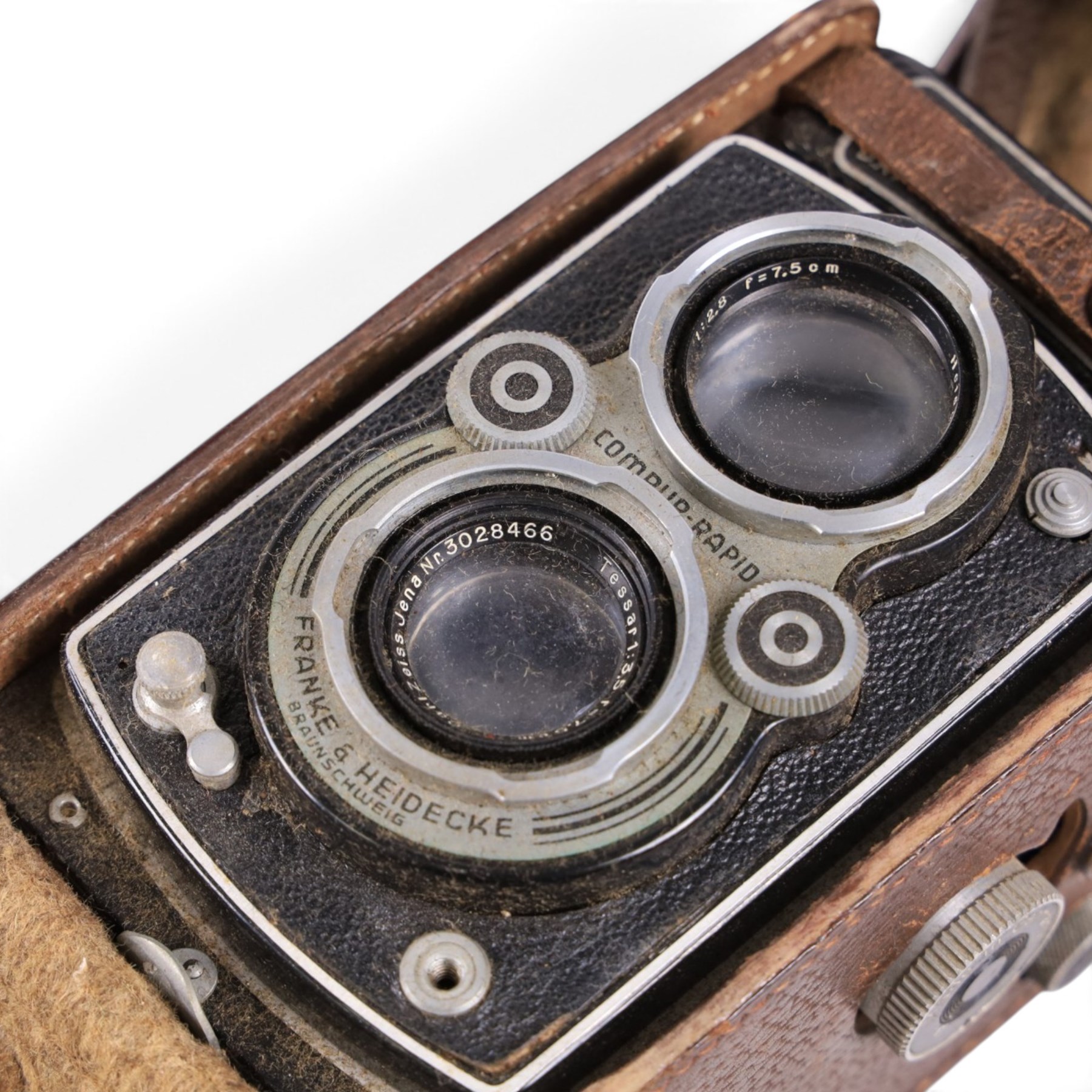Two Rollei Franke & Heidecke Rolleiflex medium format TLR cameras, one serial no. 1059268 with Compur-Rapid Xenar f:3.5 F=7.5cm Schneider-Kreuznach les serial no. 1901591, the second serial no. 1061648 with Compur-Rapid Carl Zeiss Jena Tessar 1:3.5 F=7.5 lens serial no.3028466, both in leather Rolleiflex cases