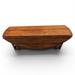 Large 18th century style oak wake table, with drop leaves and gateleg action on turned supports extends to 178 cm 
