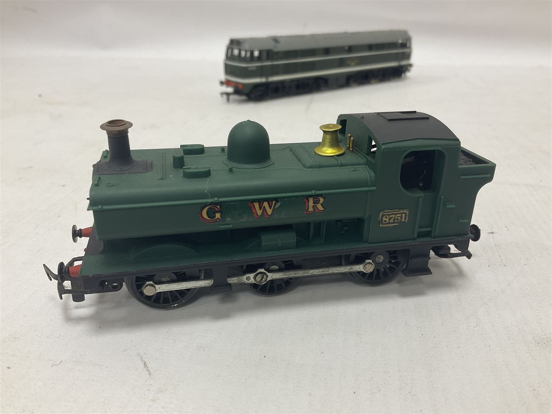 Various Makers ‘00’ gauge - eight locomotives to include G&R Wrenn Class N2 0-6-2T no.2385 in LMS black and Standard Tank Class 2-6-4 no.2679 in LMS crimson; Class 5 4-6-0 no.5112 in black livery; Mainline Railways Class 45 D49 ‘The Manchester Regiment’ in BR green; Airfix Class 31 D5531 in BR green; three further models (8)