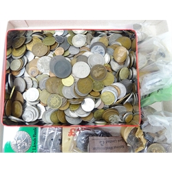  Collection of Great British and World coins including quantity of commemorative crowns, some in plastic display cases, large 50p pieces, pennies, farthings, brass threepence pieces and pre-decimal coinage etc  