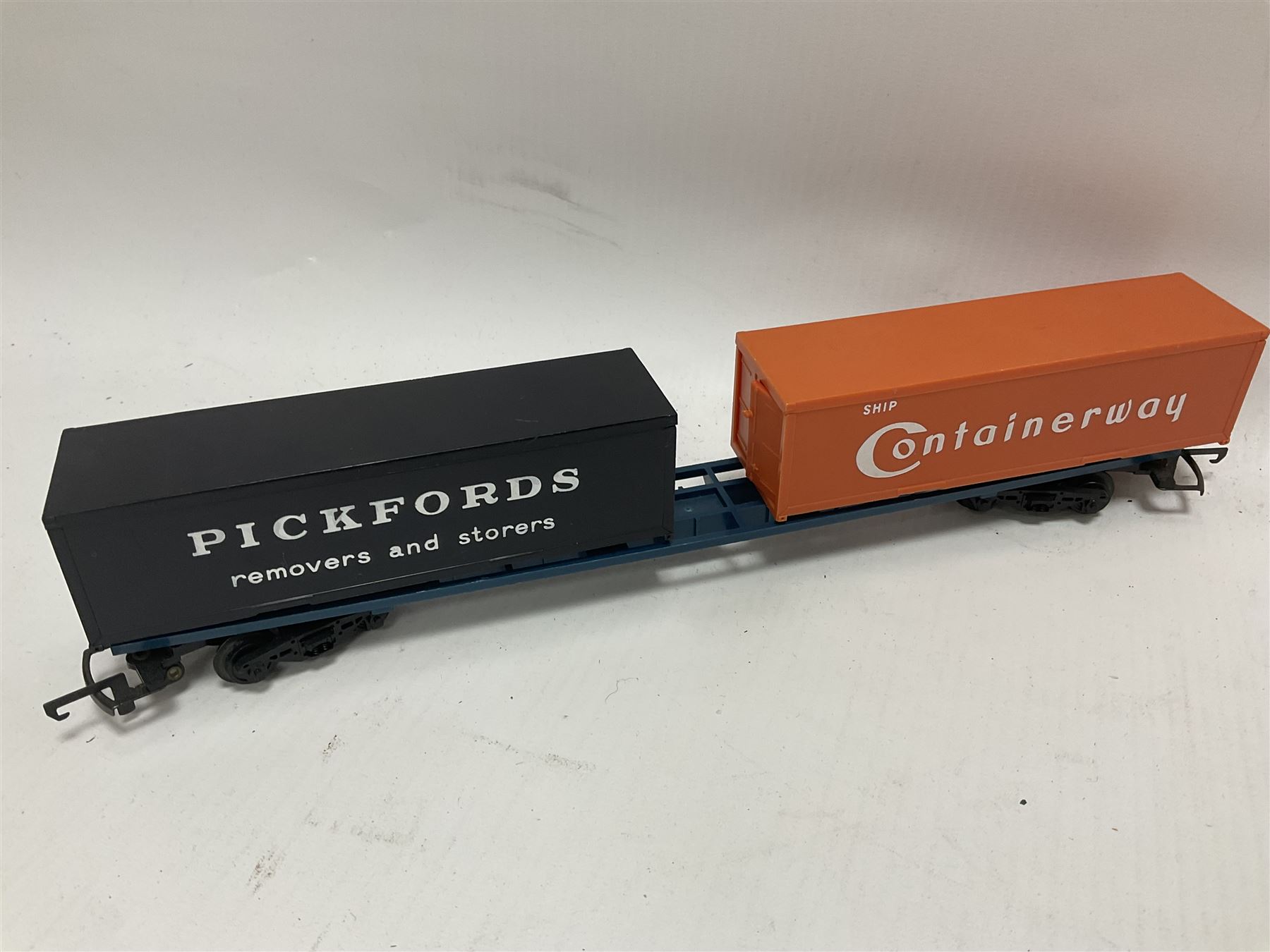 Hornby/Tri-Ang ‘00’ gauge - eight various coaches and eighteen goods wagons; all unboxed (26)