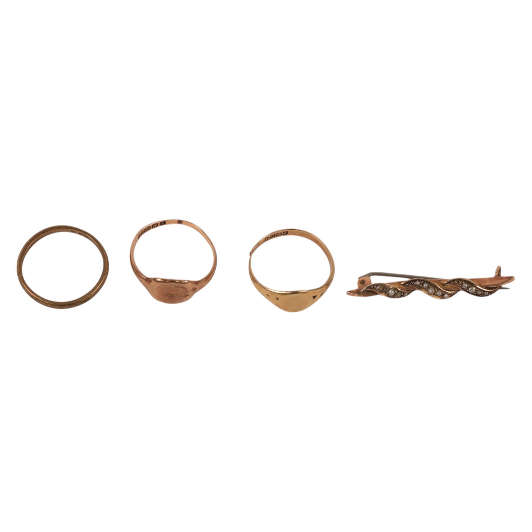 9ct gold jewellery including two signet rings, wedding band and a pearl brooch