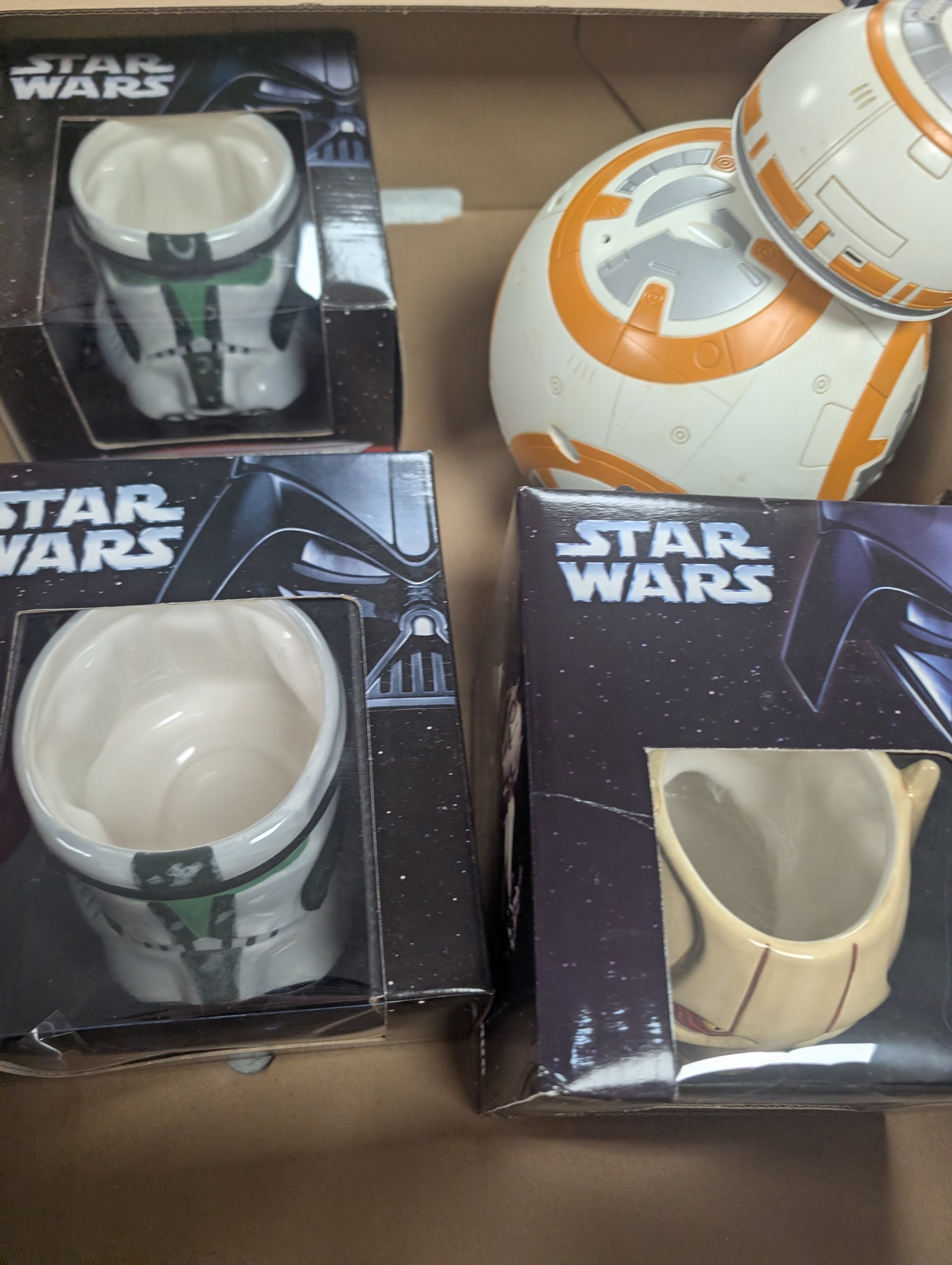 Star Wars collectables, including Episode I Jar Jar Binks Wake Up System, BB8 model, Jar Jar Binks Adventure game, Revenge of the Sith Masterworks and three Cards Inc figural mugs