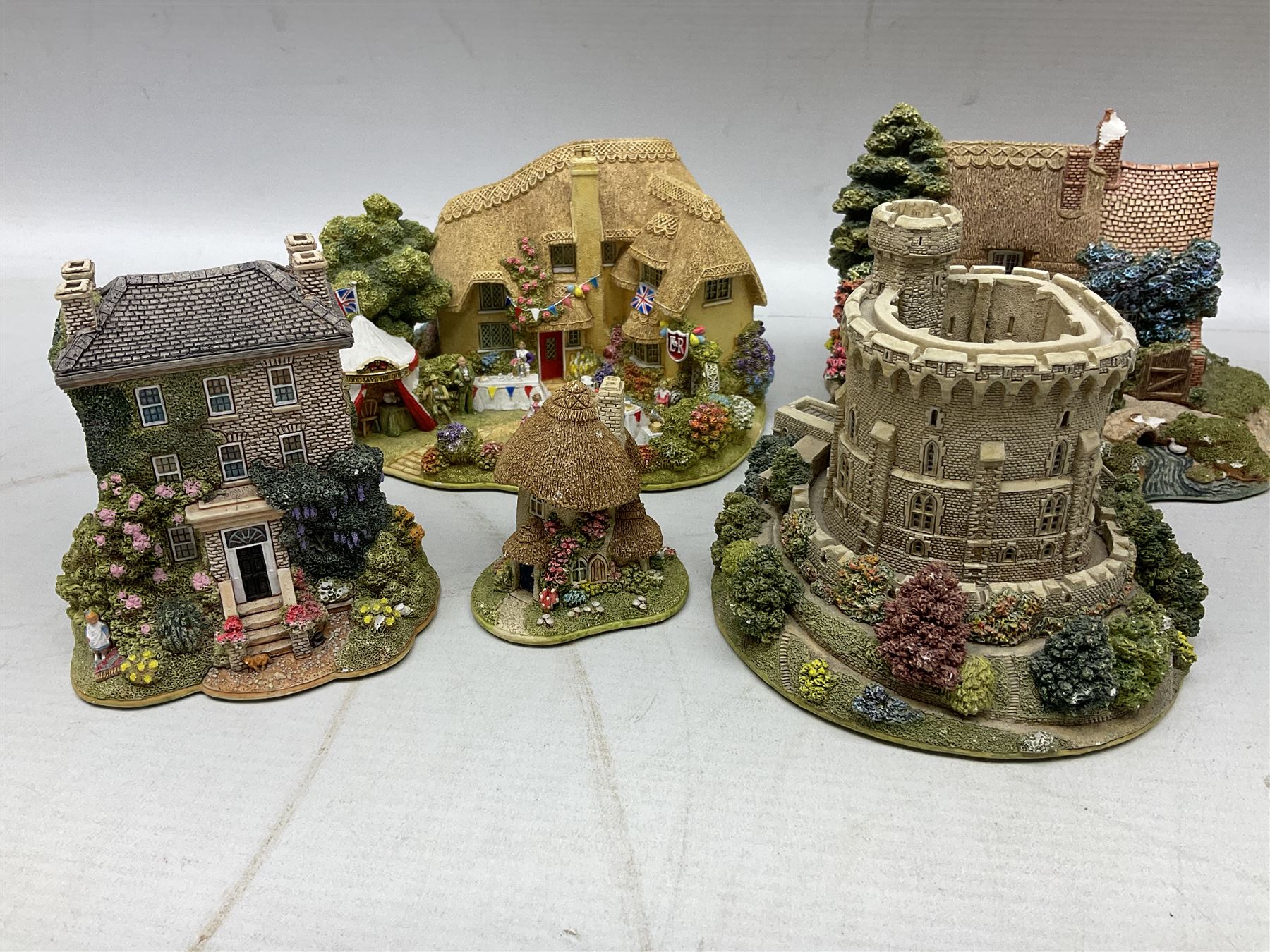 Sixteen Lilliput Lanes, to include The Golden Jubilee, Round Tower - Windsor Castle, Castle of the Golden Chalice, Travellers Rest, with box and deed,  Summer Days, Sunshine Creek, Writing with Lewis Carol, with box and deed,  etc 