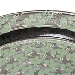 Richard Phethean (1953-): Slipware charger, decorated with green foliage on a black ground, D40cm 
