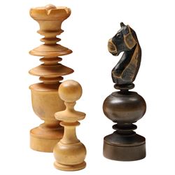 Vintage stained boxwood chess set, height of king 9cm in pine box