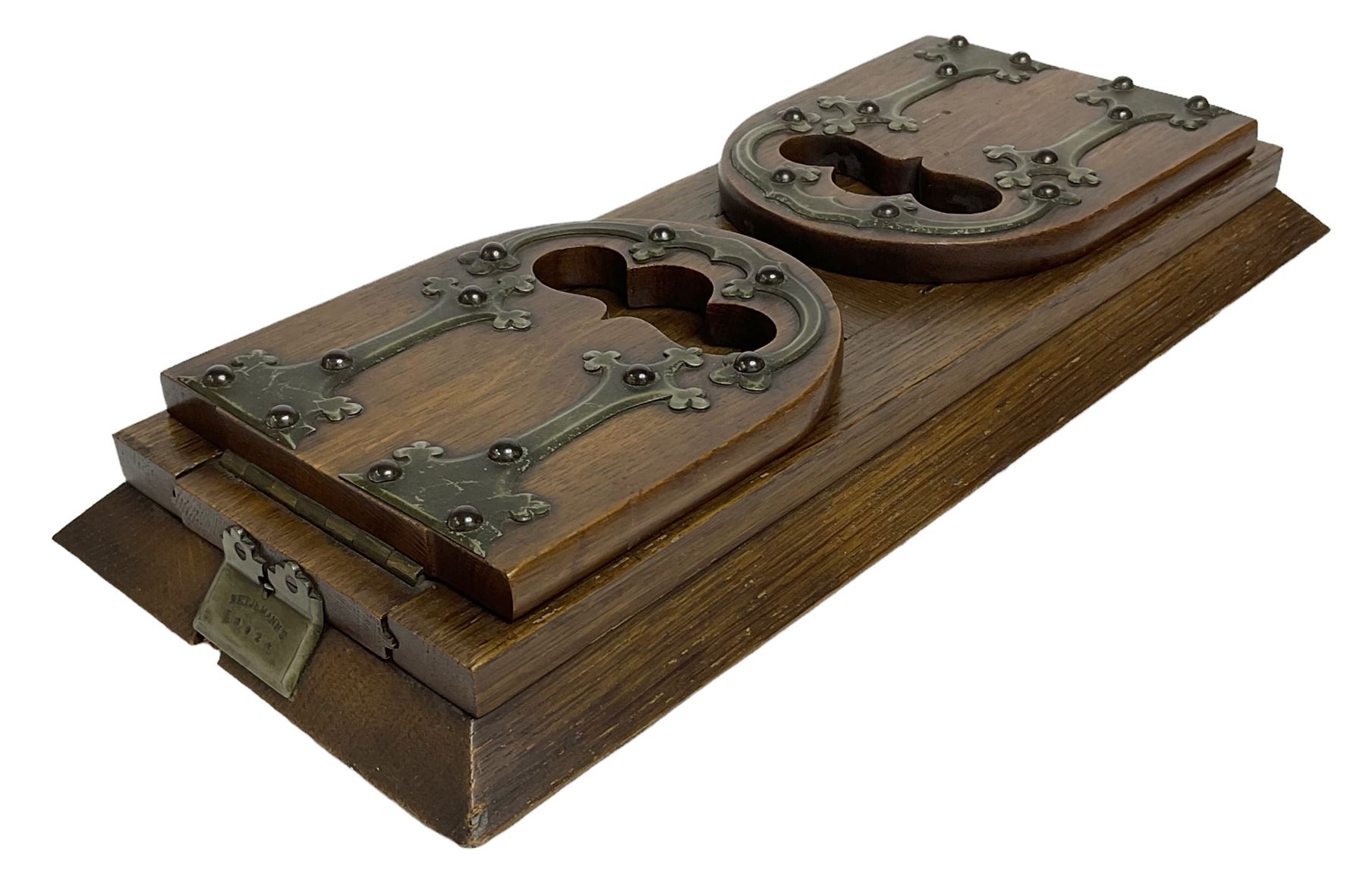 Victorian Betjemann oak book slide, of typical form, the curved hinged and sliding supports with mounted brass Gothic strapwork, stamped Betjemann's Patent 18026, H16.5cm W34cm D15cm