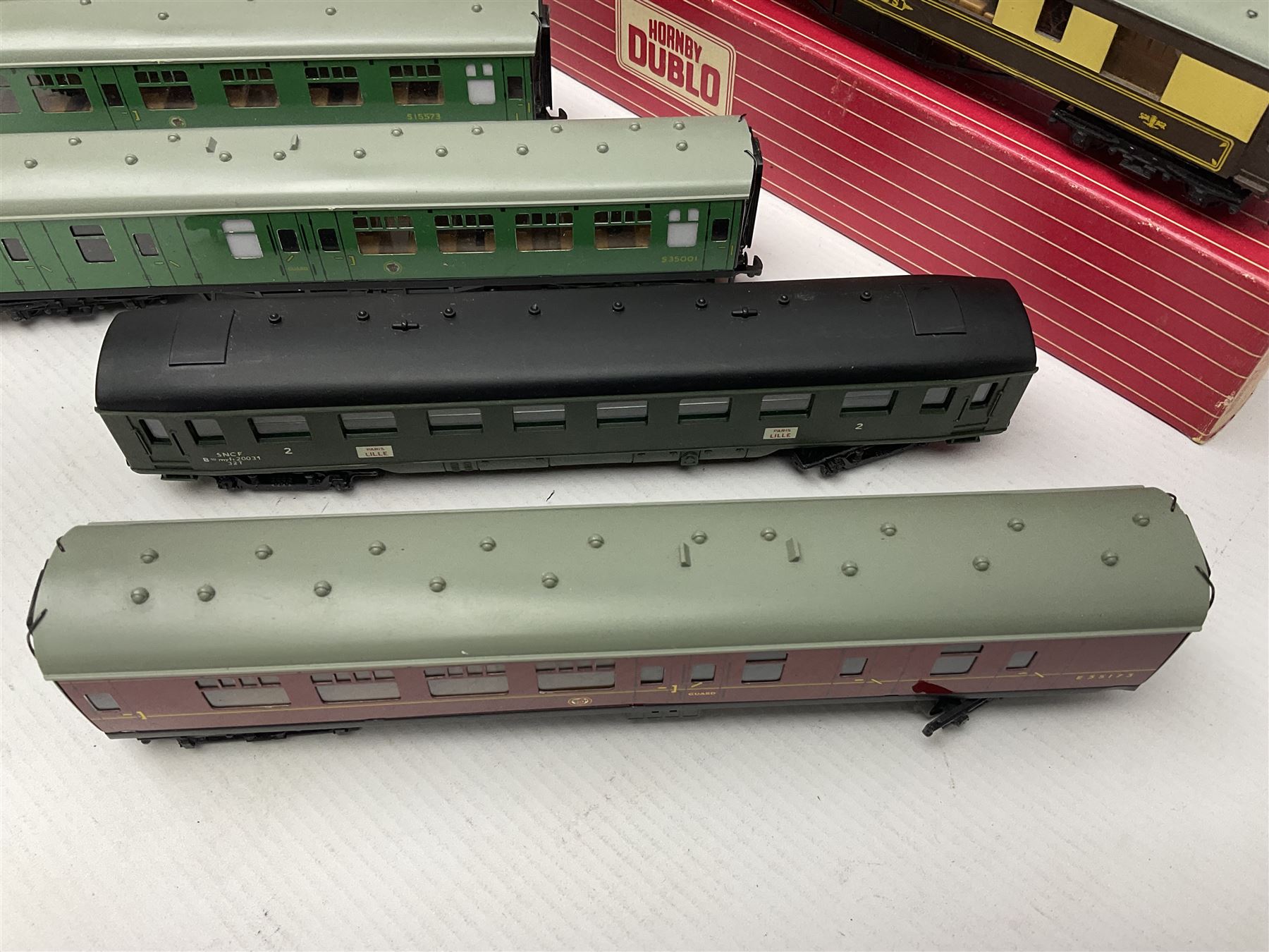 Hornby Dublo - ten passenger coaches including two Southern and four maroon BR Mk.I Passenger Coaches and four Pullman Cars (two x Aries, Car No.74 and Car No.79); together with two French SNCF HO Paris-Lille coaches; all but one unboxed (12)