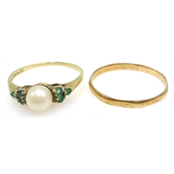  Pearl and emerald gold ring and gold wedding band, both hallmarked 9ct  