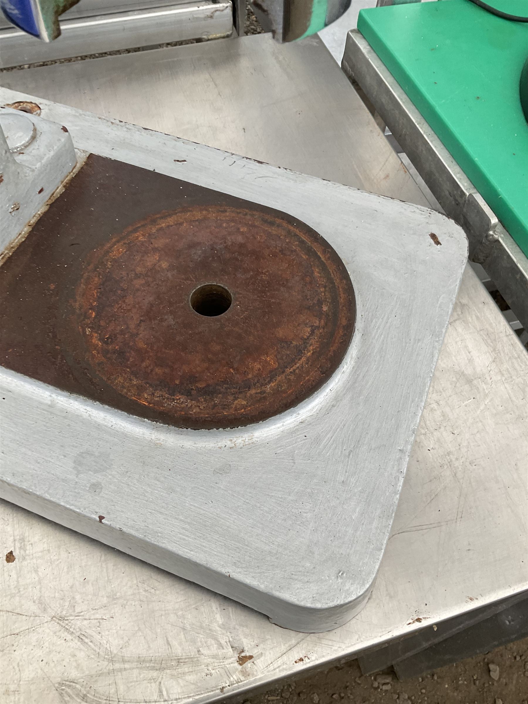 John Hunt - Champion Medium cast iron pie press - THIS LOT IS TO BE COLLECTED BY APPOINTMENT FROM DUGGLEBY STORAGE, GREAT HILL, EASTFIELD, SCARBOROUGH, YO11 3TX