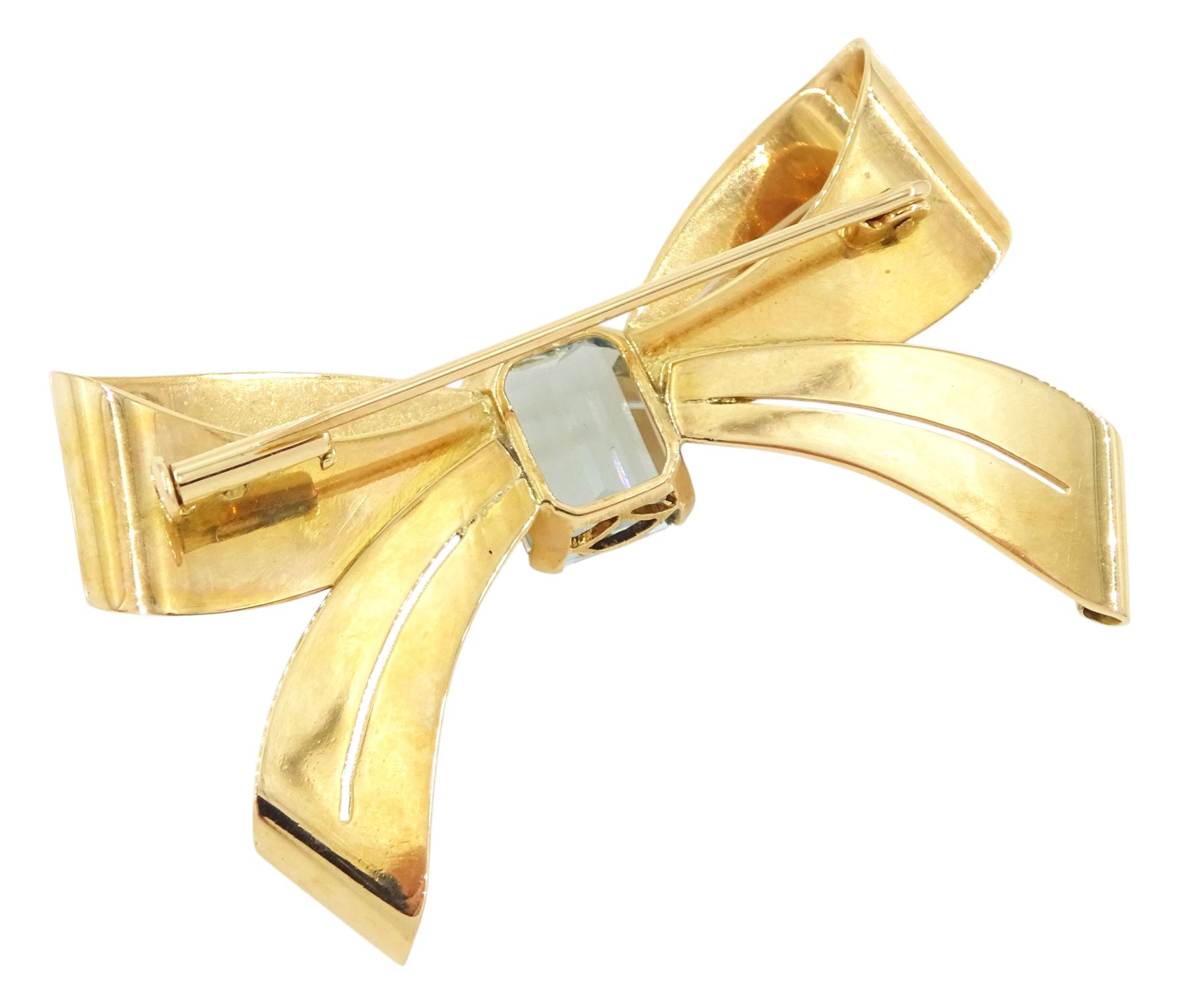 Rose gold single stone emerald cut aquamarine bow brooch, aquamarine approx 3.30 carat