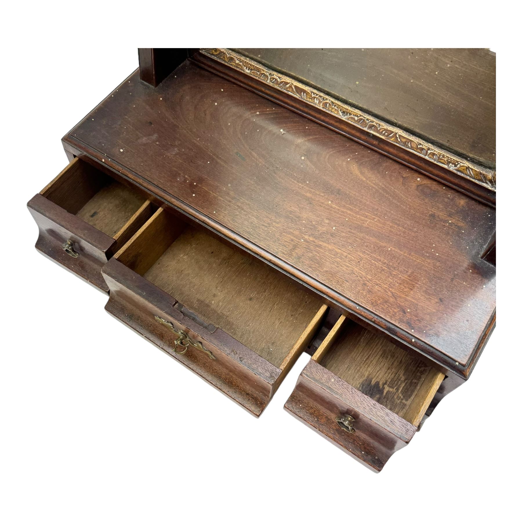 George III mahogany toilet mirror, the rectangular swing mirror with gilded gesso border, upon a base set with three draws and on four bracket feet, H60cm