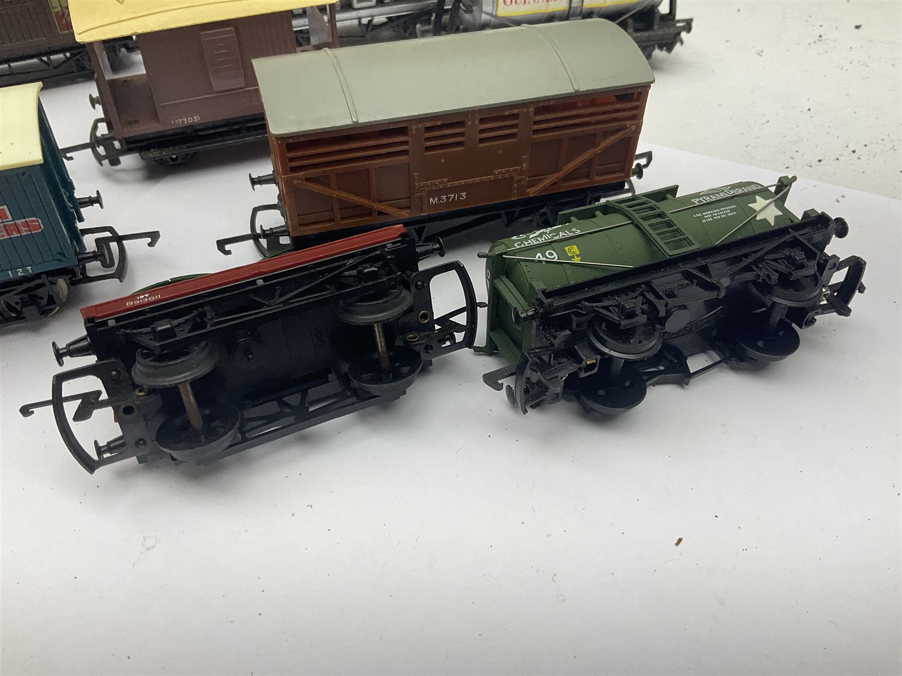 Various makers ‘00’ gauge - large quantity of rolling stock to include boxed Mainline, Graham Farish and Wrenn examples; loose examples to include Hornby, Tri-Ang, Joeuf etc 