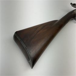 Early 19th century Thwaits Bath 12-bore flintlock single barrel fowling piece, the 86.5cm octagonal to round barrel with two barrel pins at fore-end and ramrod under, Thwaits Bath name to side of lock plate and stamped in gold to top of barrel, walnut half stock with stylised shell carving and chequered grip, steel filleted butt plate, silver oval escutcheon with crest of phoenix rising from a coronet, engraved trigger guard with pineapple finial L124.5cm overall