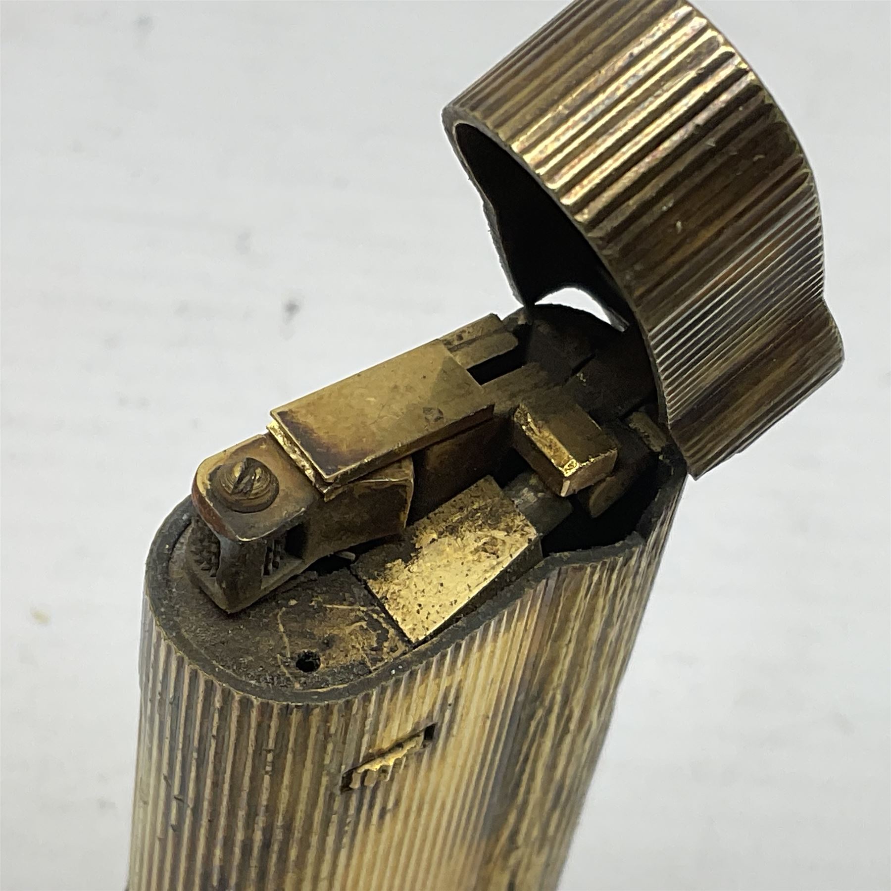 Collection of lighters, including Ronson Varaflame, Zorr Classic, Dunhill bark effect roller gas lighter, and faceted blue glass table lighter, etc