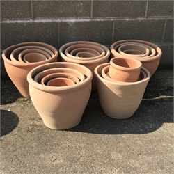 Quantity of approx. 20 terracotta plant pots - various sizes