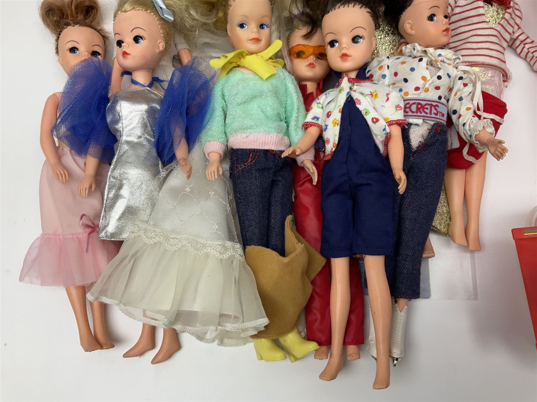 Sindy - ten 1980s 033055X dressed fashion dolls; together with a quantity of loose clothing, shoes and other accessories