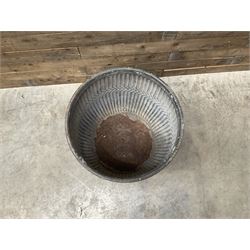 Vintage galvanised dolly tub with galvanised tub and two buckets