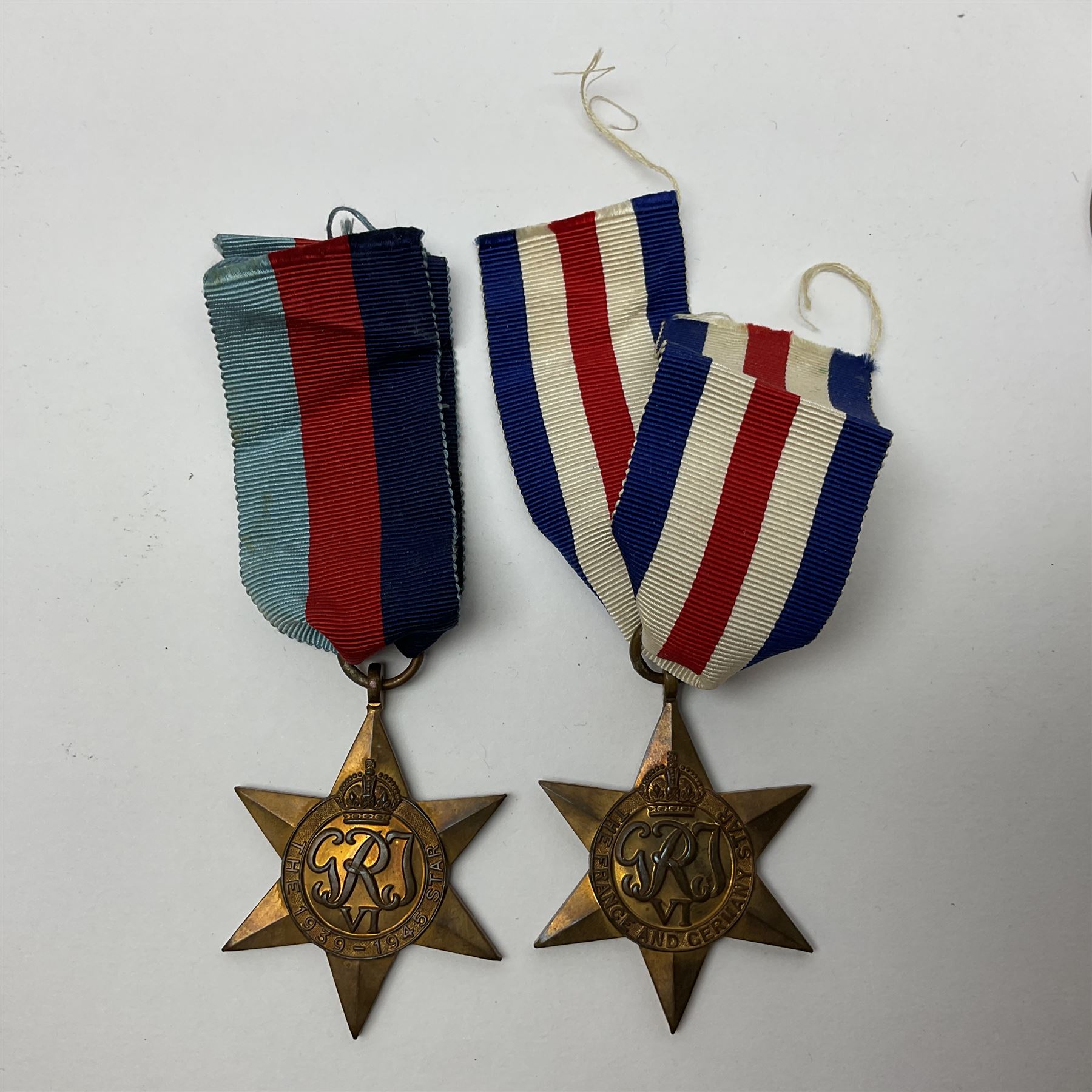 WW1 pair of medals awarded to 151761 Gnr. S. Loten R.A. with ribbons; four WW2 medals with ribbons; and small quantity of cap badges, medallions etc