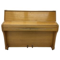 Kemble - English 20th century compact upright piano in light oak case, with an overstrung cast iron frame, underdamper action, original stringing and hammers, with sostenuto and sustain pedals. 88 note compass (7 octaves). 