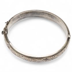 9ct gold jewellery including signet ring, single stone sapphire ring and chains, 14ct gold glass pendant, silver ring, silver bangle and a silver box