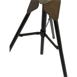 Industrial tripod spotlight, with a metal shade and wire guard, supported by a height-adjustable tripod base, the head equipped with an adjustable tilt mechanism