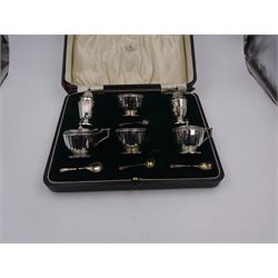 1920s silver six piece cruet set, comprising two mustard pots with covers, two open salts and two pepper pots, all of circular faceted form, mustards and salts with blue glass liners, hallmarked Mappin & Webb, Birmingham 1928, with four matched silver condiment spoons, hallmarked, contained within fitted case 