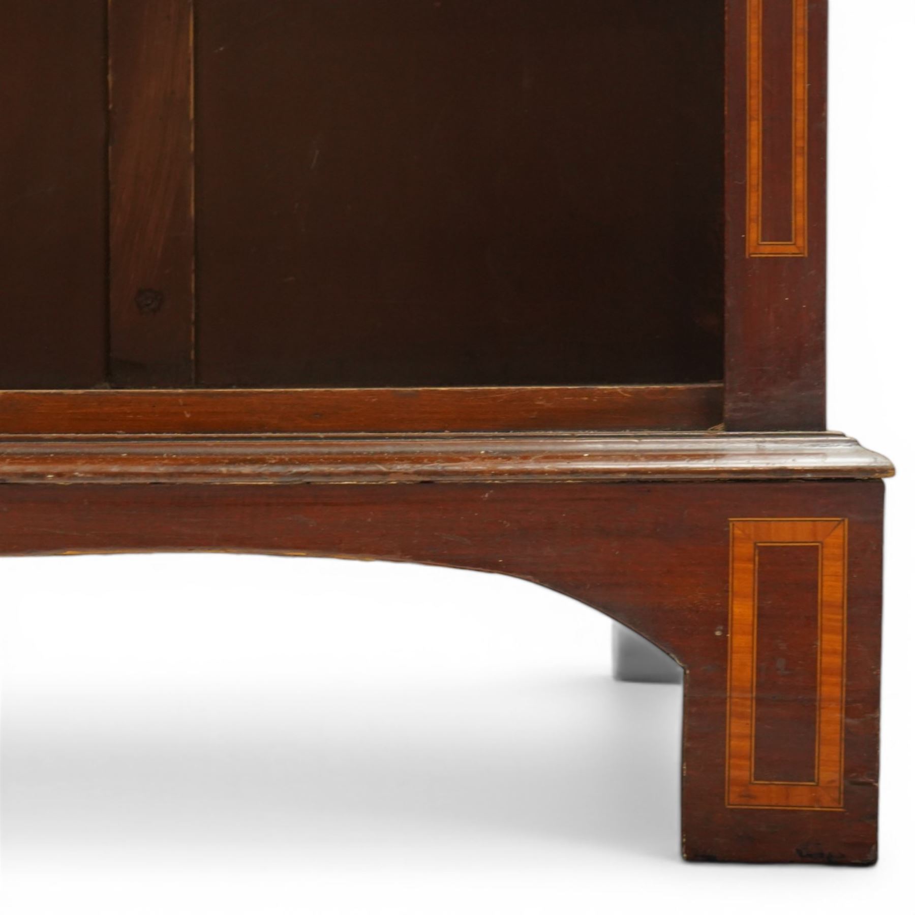 Quality Edwardian inlaid mahogany triple-column open bookcase, projecting cornice over a satinwood banded frieze, fitted with fourteen adjustable shelves with strung facias, the shaped apron on bracket feet
