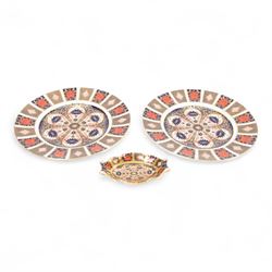 Pair of Crown Derby Imari pattern 1128 plates and matching trinket dish, plates D27cm