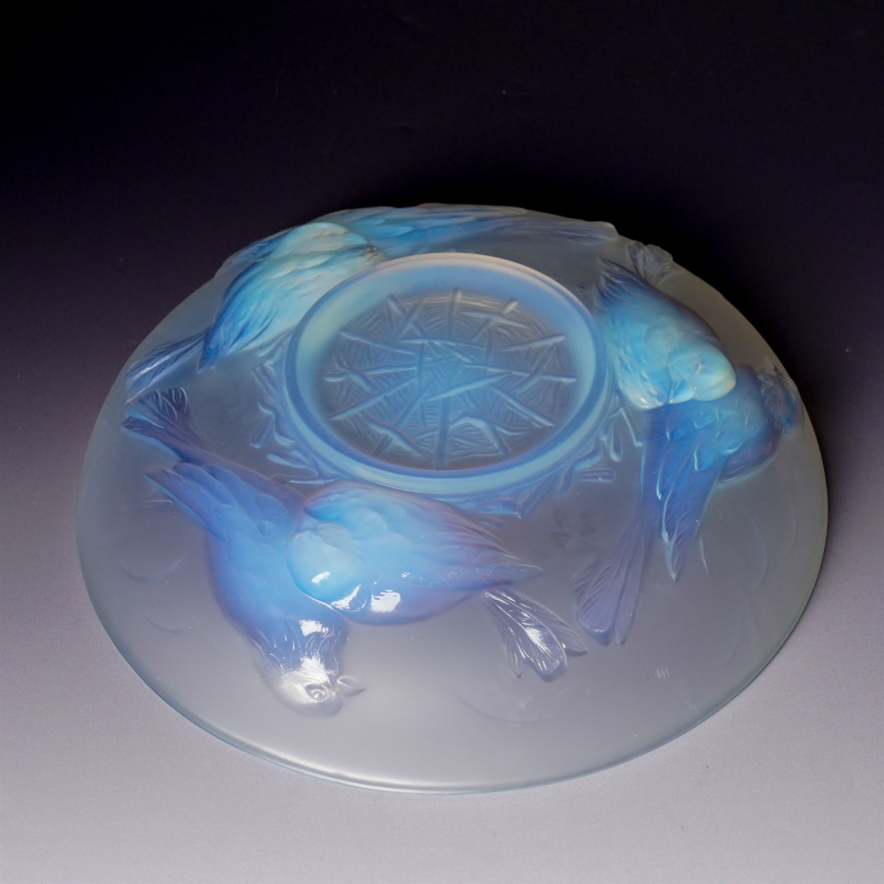 Ezan France - Art Deco 1930s opalescent pressed glass bowl depicting nesting birds, D25cm 