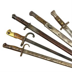 American Remington model 1917 Enfield bayonet with 43cm blade and scabbard 58cm overall; German model 1884/94 knife bayonet with scabbard; French model 1874 epee bayonet, British pattern 1888 Mk.1 bayonet and British pattern 1907 bayonet, all lacking scabbard (5)