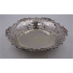 Modern silver Britannia standard fruit bowl, of lobed circular form, with applied and pierced fruiting vine decoration throughout, upon three bracket feet, hallmarked 1966, maker's mark BSC