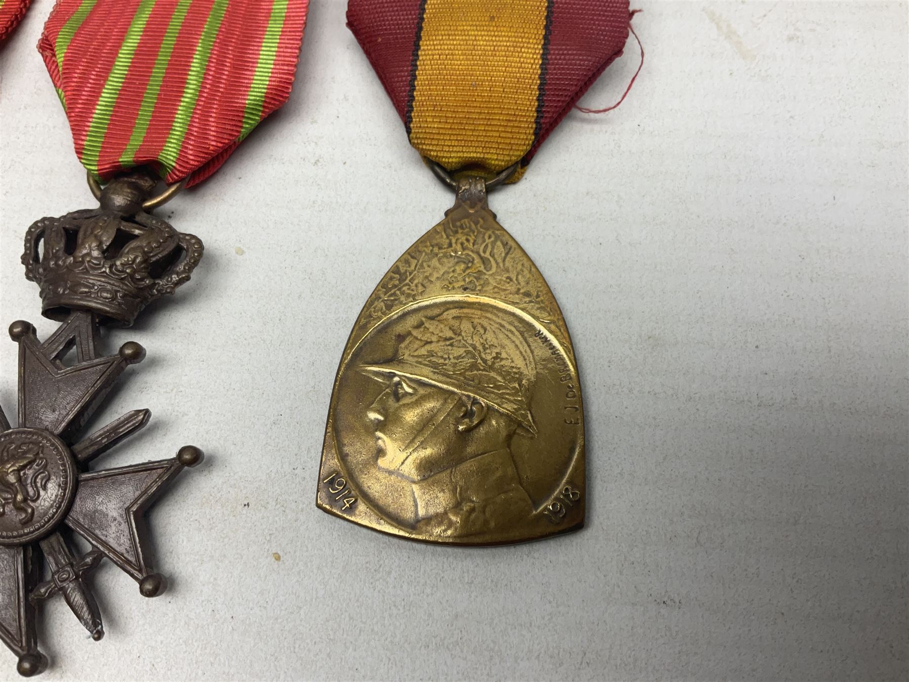 Five WW1 Belgian medals - two Croix-De-Guerre, one with MID leaves, L'Union Fait La Force, Herinnerings 1914-18 Commemorative medal and Victory Medal; all with ribbons