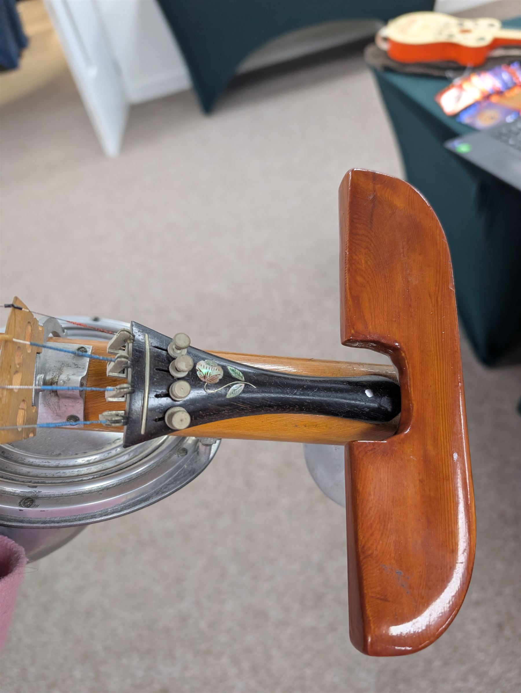 Early 20th century Stroviols Popular Model violin, with four strings and single aluminium horn