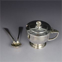 Art Deco silver five piece cruet set, comprising mustard pot, two pepper shakers and two open salts, hallmarked Hukin & Heath Ltd, Birmingham 1937, together with two silver salt spoons, hallmarked, mustard pot and salts with frosted glass liners, all contained within fitted tooled leather case