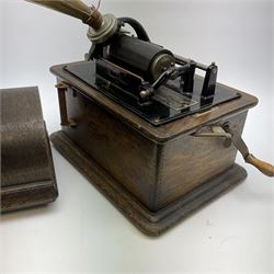 Early 20th century oak cased Edison Standard Phonograph with Model R 4-minute reproducer and brass horn, serial no.572593, last patent date 1905, with cover and cranking handle W33cm