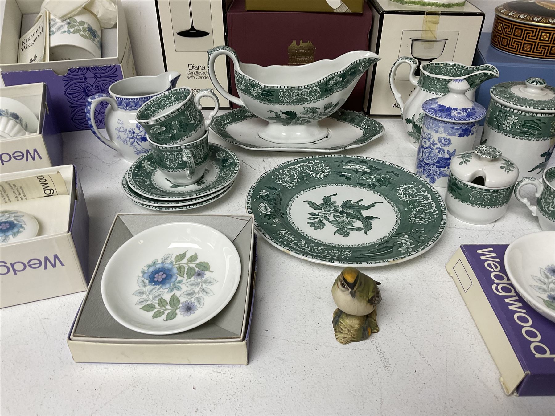 Spode Green Camilla pattern ceramics, together with a Wedgwood Etruscan Dance trinket box, Aynsley Mouse Trap figure, Coalport thatched cottage and a collection of other Wedgwood ceramics, some with boxes